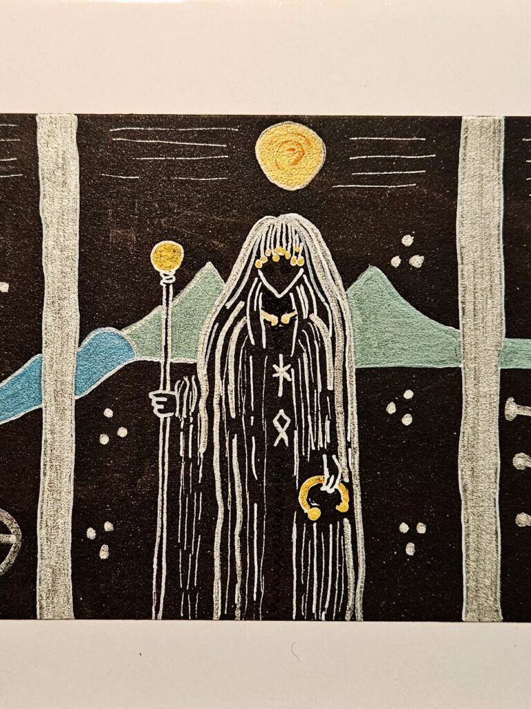 "Nattens Vølve mellem søjler."