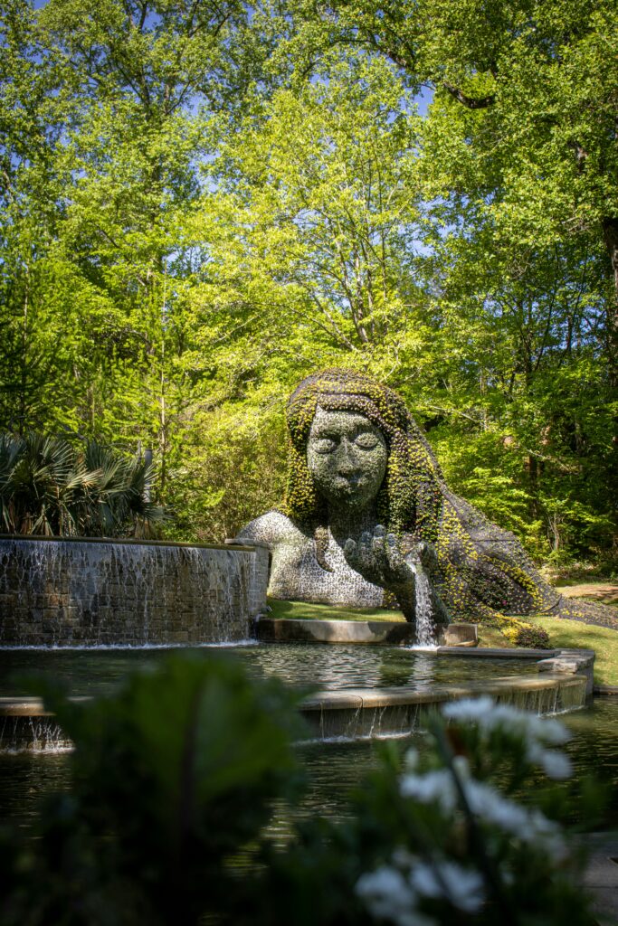 Vi kan ikke kontrollere verdens magtspil eller forhindre al uro og splittelse.
Men vi kan vælge, hvordan vi møder det.
Vi kan vælge at være levende vidner om håb, mod og kærlighed – og bygge vores styrke op indefra.
Det er i det nærvær, i denne indre magt, at vi virkelig kan skabe forandring – ét åndedrag, ét valg, én handling ad gangen.