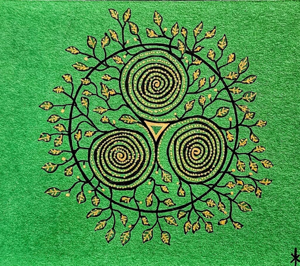 "Livets kredsløb danser i spiralerne – treenighed, balance og vækst. Hvert blad er et åndedrag af naturens evige strøm."