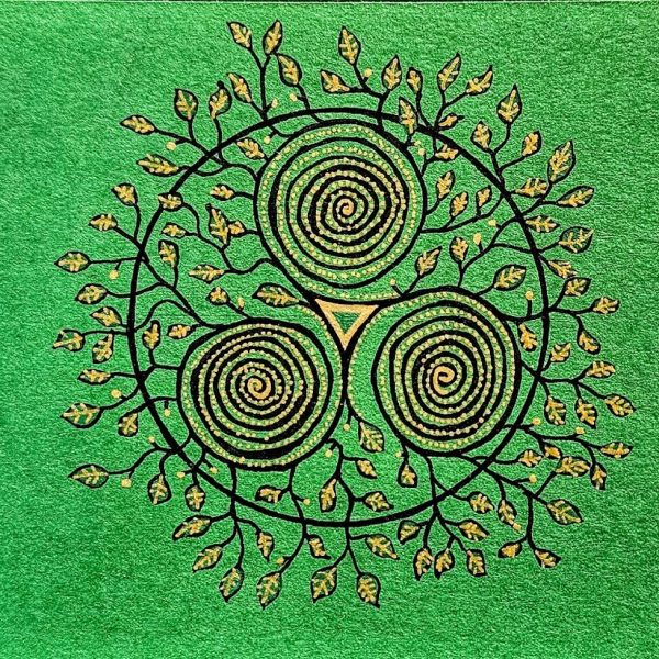 "Livets kredsløb danser i spiralerne – treenighed, balance og vækst. Hvert blad er et åndedrag af naturens evige strøm."
Solgt